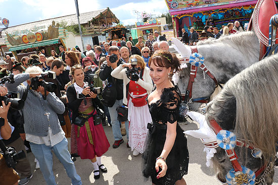 Sängerin Anna Maria Kaufmann bei der Sixt Damen Wiesn im Schützen Festzelt (Foto: Martin Schmitz)